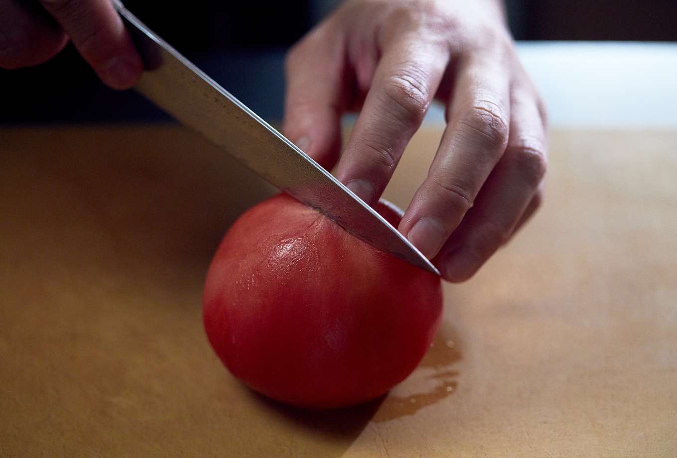 トマトを縦半分に切る。