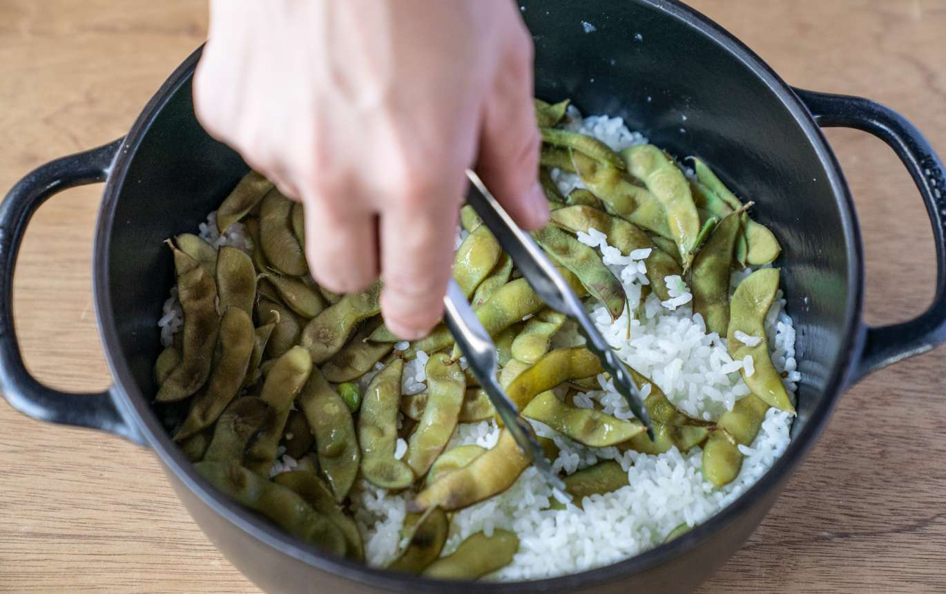 ご飯が炊き上がったら、枝豆のさやを取り除いておく。