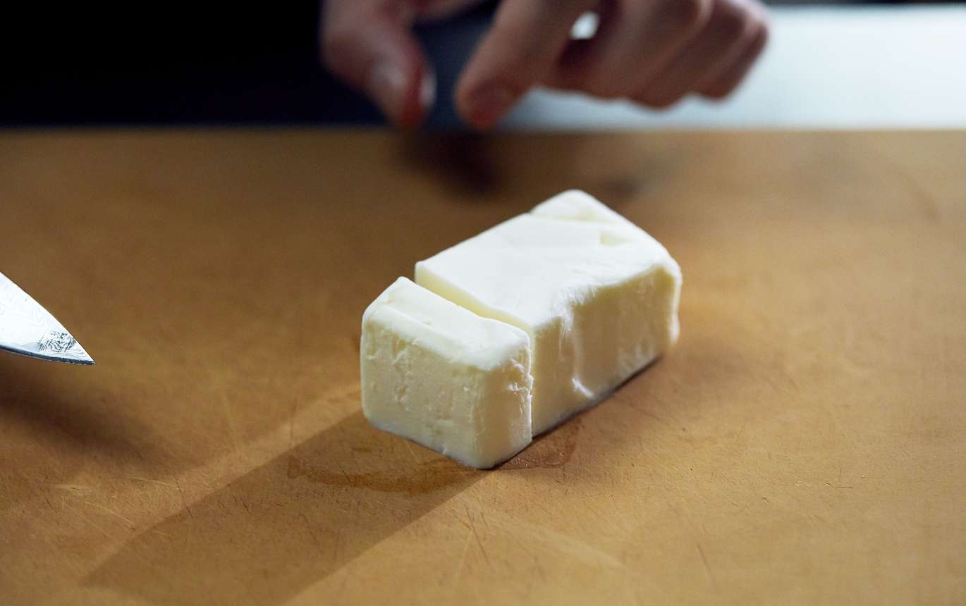 バターを電子レンジで1分加熱し、溶かしバターを作る。