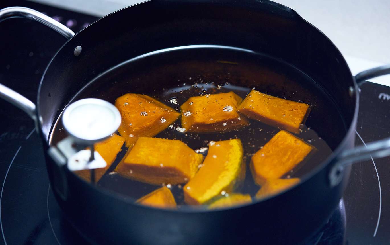 揚げ鍋に油を注ぎ、凍ったままのかぼちゃを入れて弱火にかける。