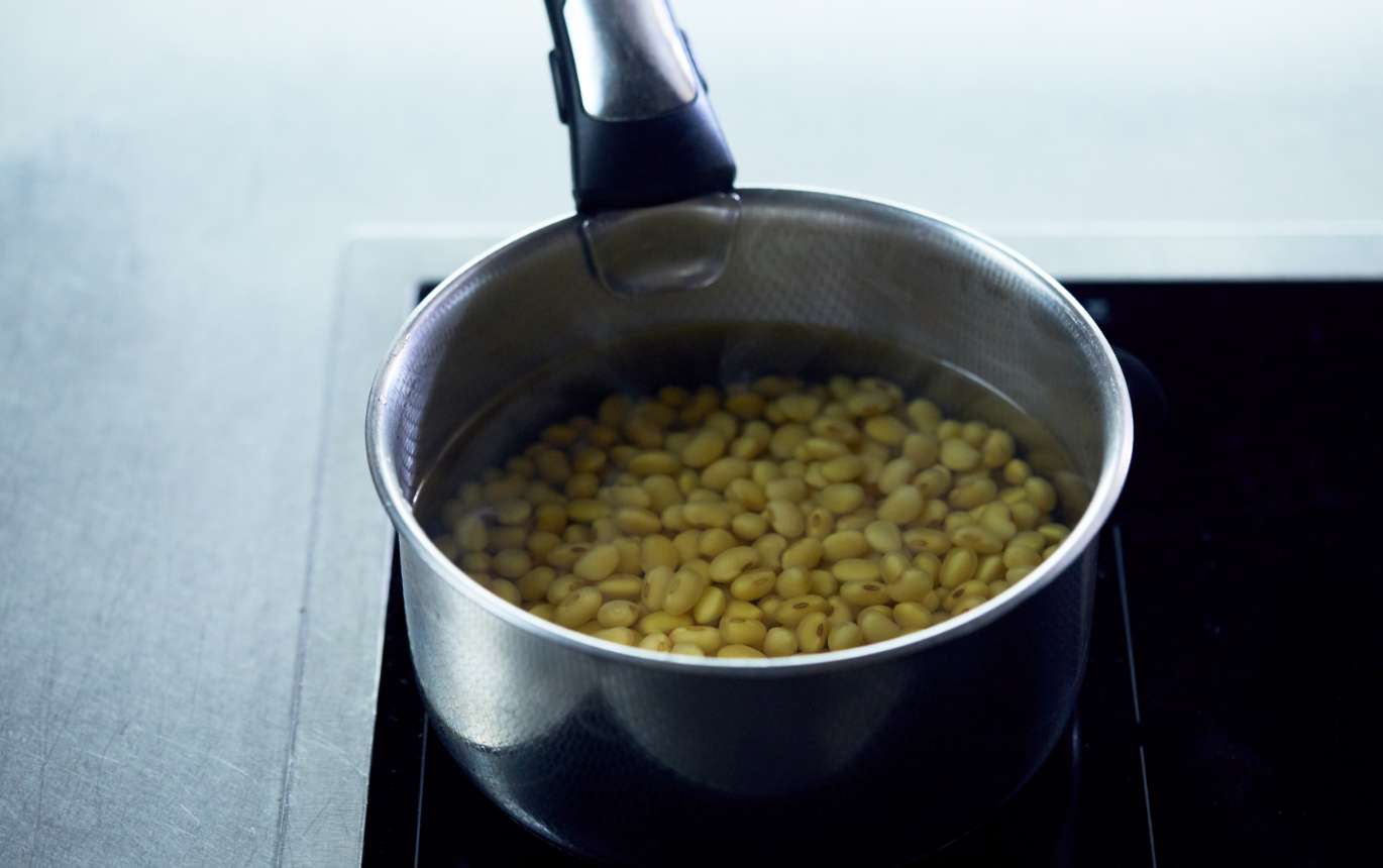 鍋に①の大豆と水を入れ、蓋をして弱火で20分程度煮る。