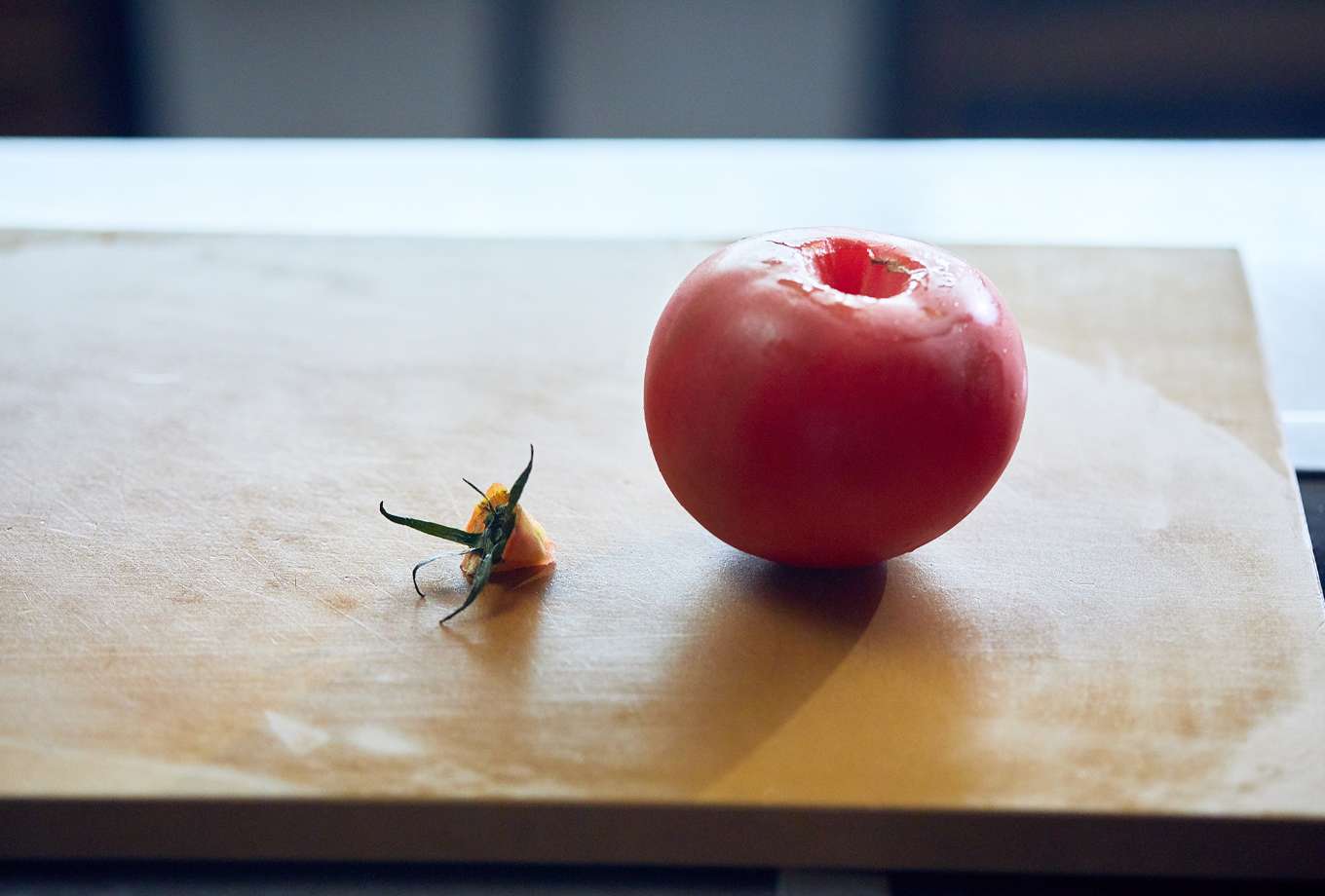 トマトのヘタを無駄なくスマートに取り除けるワンポイントテクニックをご紹介します。