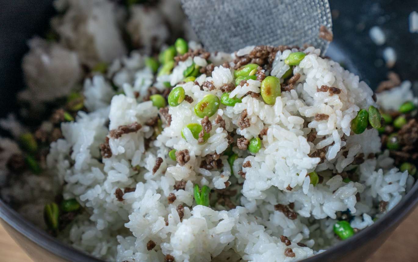ご飯に⑩の挽肉と枝豆を混ぜ込む。