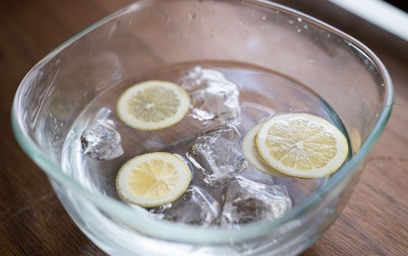 ボウルに氷水を張ってレモンの薄切りを浮かべ、そこに3分ほどレタスを浸す