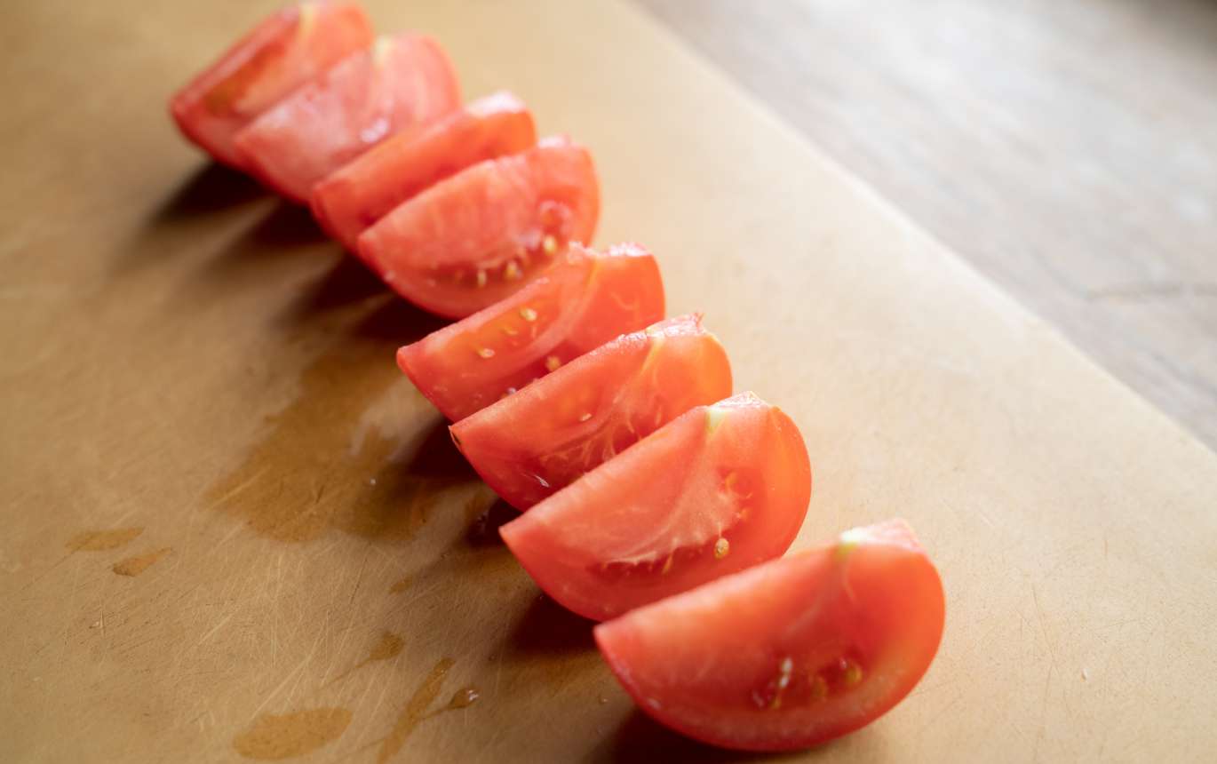 トマトは縦に6等分のくし切りにして、
