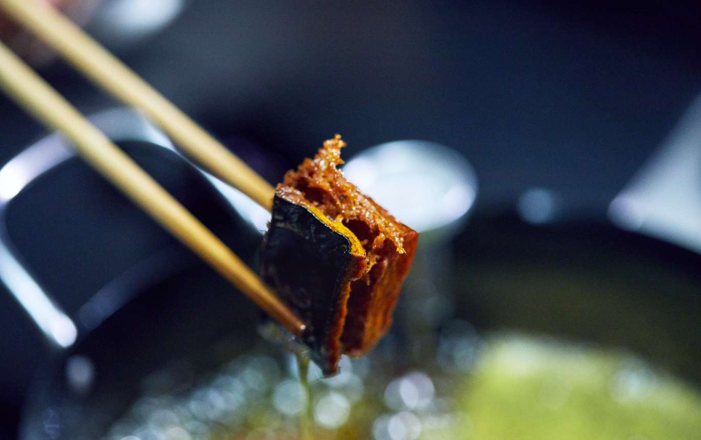 揚げ鍋に油を注ぎ、凍ったままのかぼちゃを入れて弱火にかける。