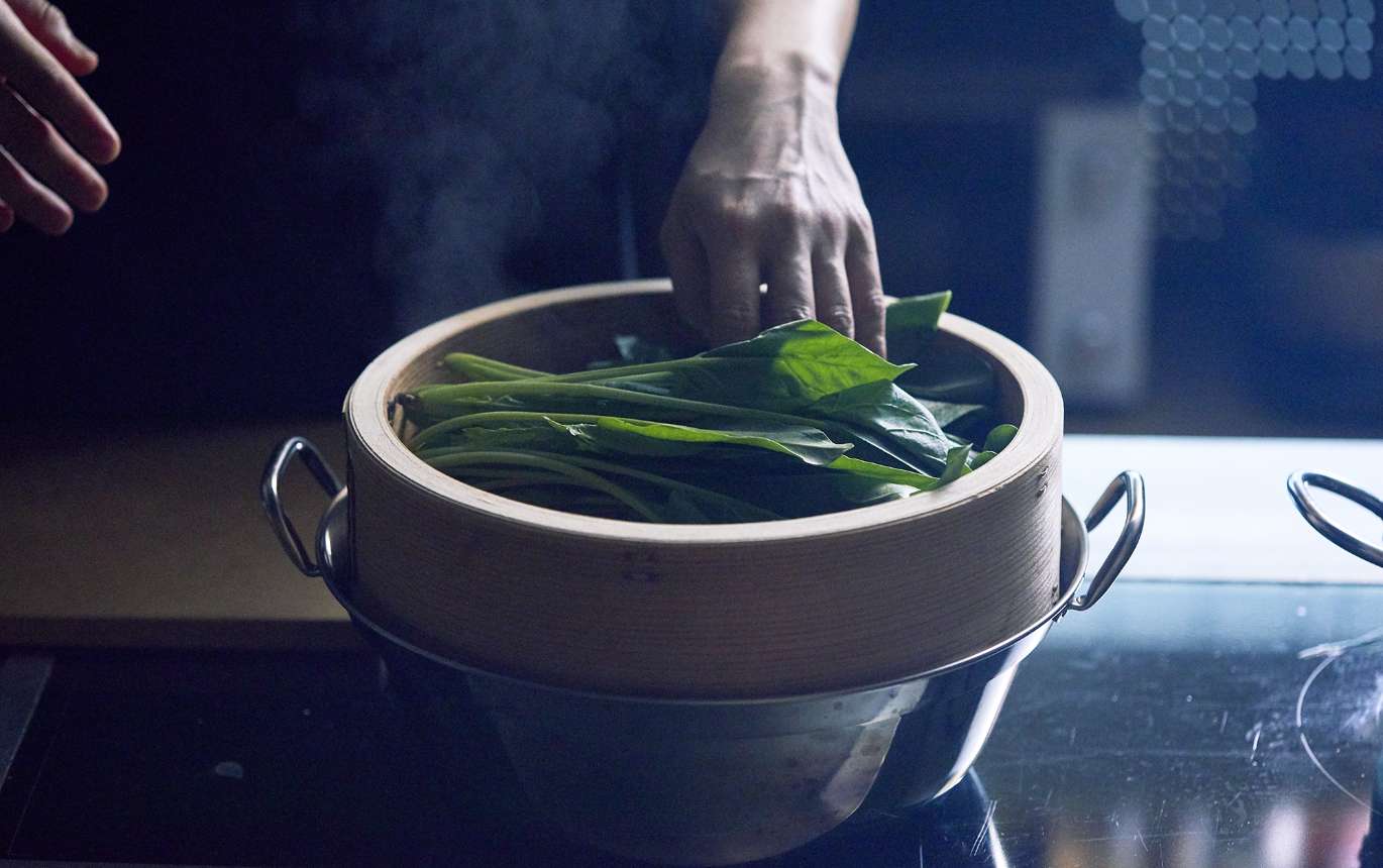 ほうれん草は水で洗い、2分ほど蒸し器で蒸す。