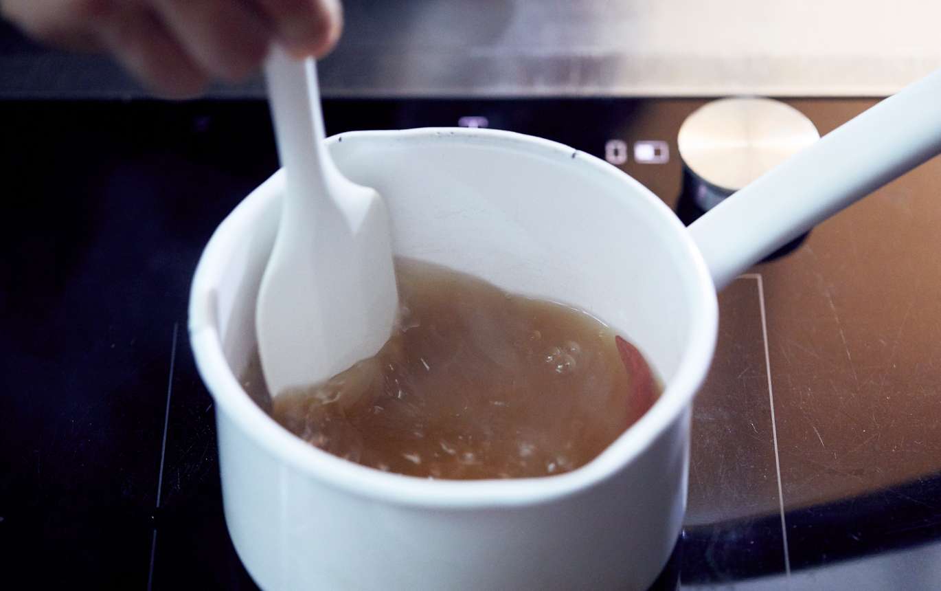 ひと煮立ちしたら水溶き片栗粉を回し入れる。少し加熱してとろみをつけ、火を止める。