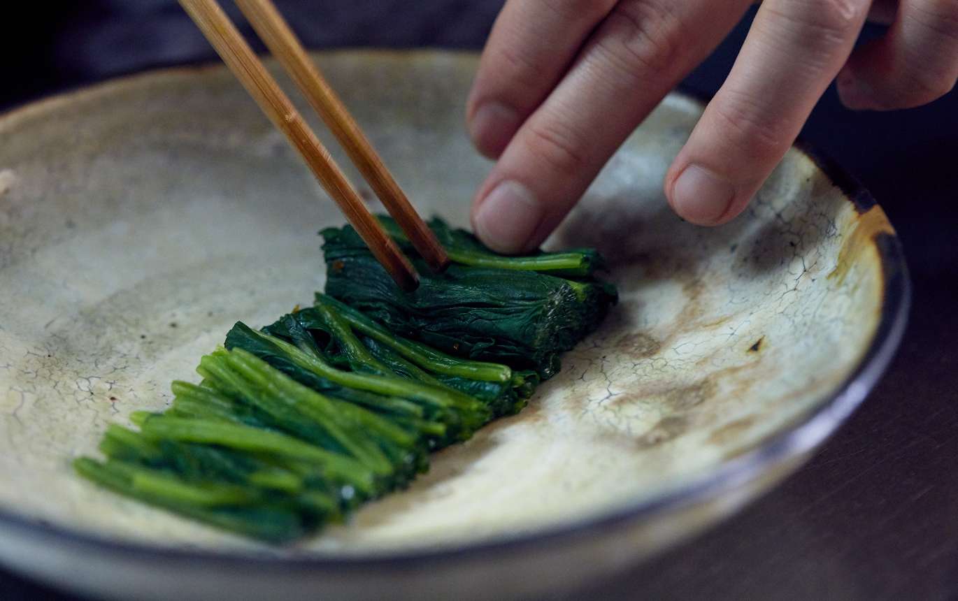 出汁を作る。小鍋に出汁の材料をすべて入れ、